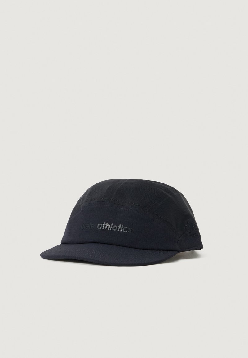 Cappellino nero con un design elegante, realizzato in materiale texture. Presenta una visiera curvata e un discreto logo sul pannello frontale.