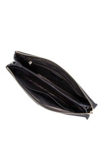 Schwarzes Leder-Clutch mit Reißverschluss, verfügt über zwei Fächer und ein glattes Innenfutter mit dezentem Logomuster. Akzente aus goldfarbenem Metall.