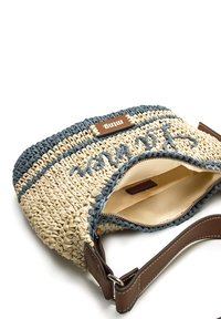 Bolso tejido de paja con detalles en azul, correa de cuero marrón, cremallera abierta y interior de tela beige sobre fondo blanco.