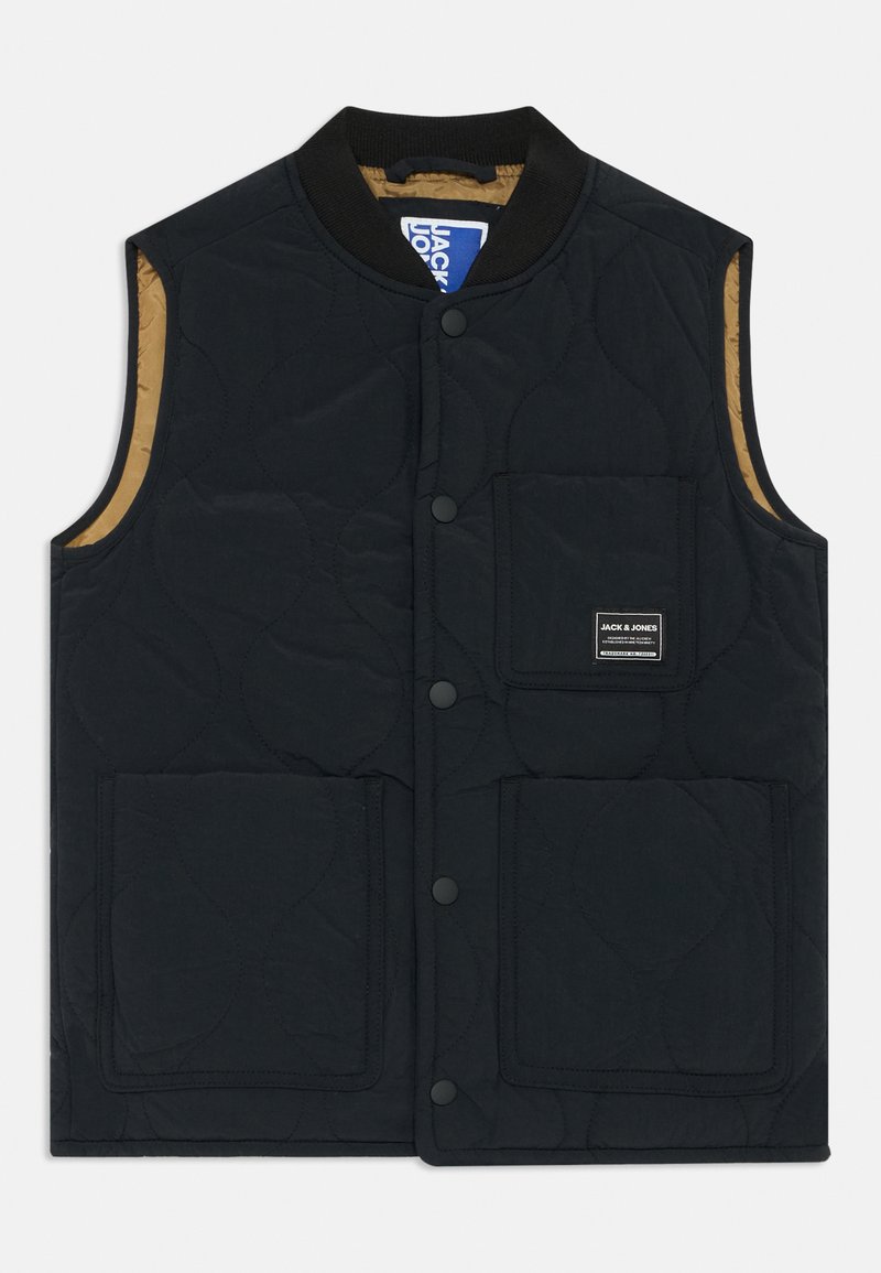 Colete acolchoado em azul-marinho com gola canelada preta, apresentando dois bolsos frontais e fechamento por botões de pressão. Forrado com um interior dourado contrastante.