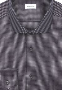 Herenoverhemd met een klein zwart-wit geometrisch patroon, met een spread collar en een zichtbare merklabel "seidensticker" binnen de kraag.
