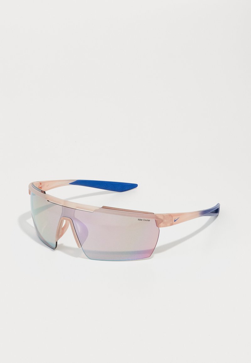 Óculos de sol Nike Course com uma armação transparente em pêssego, detalhes azuis e lentes iridescentes. Design angular com uma estética desportiva.