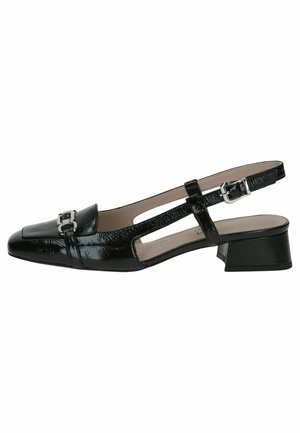 Schwarze Lackleder-Slingbacks mit quadratischer Zehenform, silbernen Hardware-Details, niedrigem Blockabsatz und ausgeschnittenem Seitendesign.