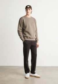 Mads Nørgaard STANDARD CREW LOGO - Melegítőfelső - bungee cord