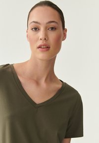 TATUUM NELISA - Lihtne T-särk - khaki green