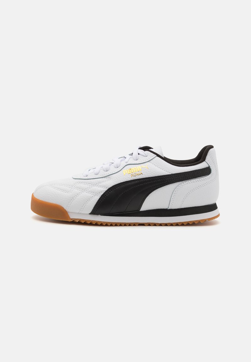 Hvide lædersneakers med sorte striber og teksturerede detaljer. Har en gummisål og præget branding i guld. Rund tåform.