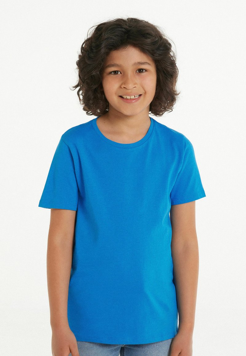 Jasně modré bavlněné tričko s kulatým výstřihem a krátkými rukávy, vyznačující se hladkou texturou a jednoduchým, nezdobeným designem.