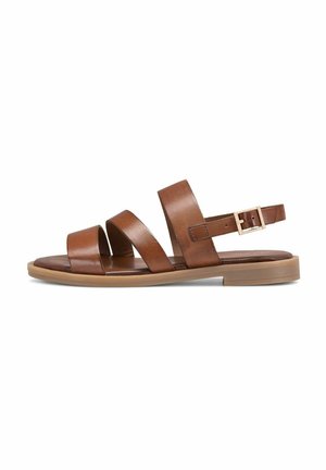 Brązowa płaska sandałka z trzema szerokimi paskami, regulowanym paskiem na kostkę z klamrą oraz jasnobrązową podeszwą.