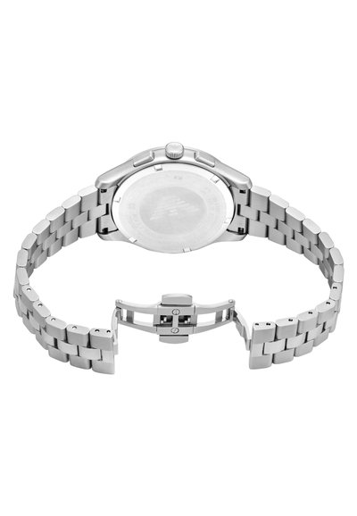 Reloj de acero inoxidable plateado con una caja redonda y pulsera texturizada, que presenta un cierre curvado y una superficie trasera lisa.