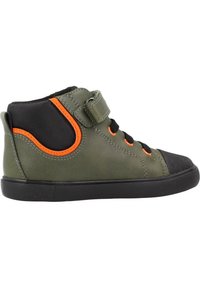 Chaussures en cuir vert mi-hautes avec des accents en maille noire, des coutures orange et une sangle Velcro. Caractéristiques : bout rond et semelle en caoutchouc.
