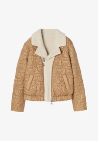 Chaqueta beige acolchada con patrón de osos, cuello de forro polar blanco, cierre frontal con cremallera y dobladillo elástico. Presenta bolsillos laterales y tejido texturizado.