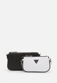 To læderpunge, en sort og en hvid, begge med sølv lynlåse. Hver har et trekantet logo på forsiden.