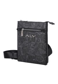 Borsa a tracolla nera realizzata in materiale sintetico testurizzato, con tasca con zip, stampa a tema viaggio e tracolla regolabile.