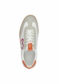 Weißer Sneaker mit grauen Wildlederakzenten und orangefarbigem Fersenbereich. Verfügt über ein auffälliges lila Herzdesign und klassische weiße Schnürsenkel. Gummisohle.