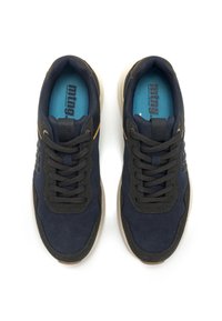 Baskets bleu marine en suède et mesh, à bout arrondi, avec des lacets foncés, des accents orange et une semelle en caoutchouc de couleur claire.