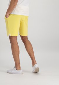 Alpha Industries Šortky - organic yellow