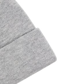 Szary, dzianinowy beret z zagiętym mankietem. Miękka struktura i równe szwy, z delikatnym melanzem przez całość.