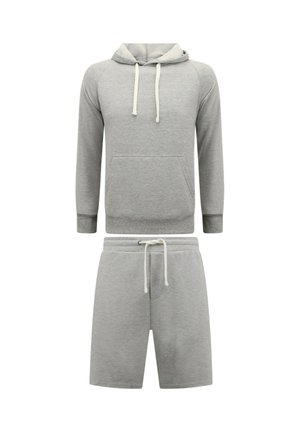Lichtgrijze hoodie met capuchon en voorzak, gecombineerd met bijpassende short met trekkoord, gemaakt van zachte stof, casual loungewear set voor heren.