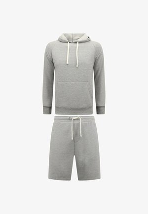 Lichtgrijze hoodie met capuchon en voorzak, gecombineerd met bijpassende short met trekkoord, gemaakt van zachte stof, casual loungewear set voor heren.