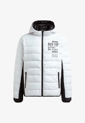Chaqueta acolchada en blanco y negro con capucha, textura acolchada, cierre frontal con cremallera y gráficos impresos en el lado izquierdo del pecho y la manga.