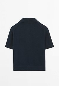 Dunkelmarineblaues, kurzärmeliges Strick-Polohemd mit geripptem Kragen, Bündchen und Saum, von hinten vor schlichtem Hintergrund gezeigt.