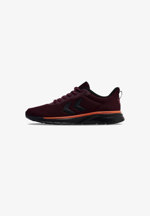 Bordeauxfarbene Sportschuhe mit schwarzen Akzenten. Obermaterial aus Mesh, gepolsterte Sohle und kontrastierender orangefarbener Streifen entlang der Zwischensohle. Schnürdesign.