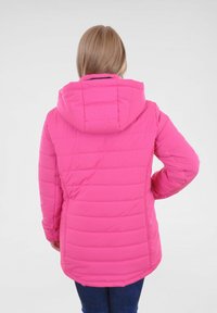 Roze pufferjack met capuchon, voorzien van verticaal gestikt patroon, lange mouwen en een licht gebogen zoom. Achteraanzicht.