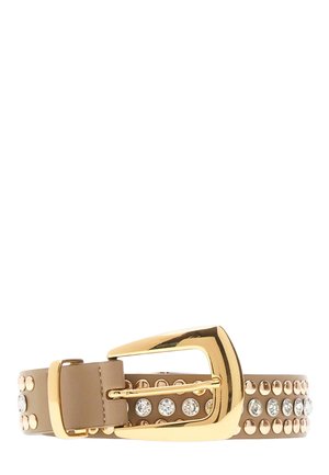 Lichtbruine leren riem met goudkleurige gesp en rijen ronde heldere en gouden studs langs de lengte.