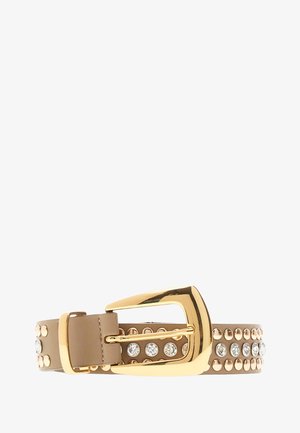 Lichtbruine leren riem met goudkleurige gesp en rijen ronde heldere en gouden studs langs de lengte.