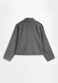 Veste courte en laine grise avec manches longues et col plat, vue de dos sur fond blanc.