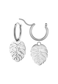 Orecchini a cerchio in argento con design a foglia di monstera intagliata. Texture metallica liscia con forma rotonda e chiusura a scatto sicura.