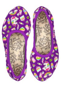Lila Stoffslipper mit bunten, verspielten Mustern, darunter Einhörner, Eiscreme und Süßigkeiten. Elastische Kanten für einen sicheren Sitz.