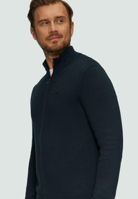 s.Oliver MIT STEHKRAGEN - Strickjacke - navy