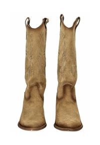 Un paio di stivali da cowboy in suede marrone con cuciture decorative e manici superiori, in posizione verticale su uno sfondo bianco.