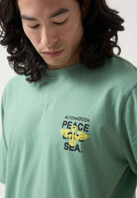 ALTONADOCK PEACE - Camiseta estampada - verde