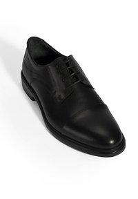 Zwarte leren nette schoen met een gladde afwerking, ronde neus en een vetersluiting met vier lussen. Ontworpen voor formele gelegenheden met een stevige zool.