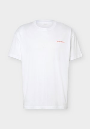Wit T-shirt met korte mouwen en ronde hals met kleine rode tekst "BJÖRN BORG" op de bovenste linkerborst.