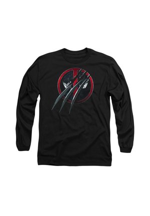 Schwarzes Langarmshirt mit einem kreisförmigen Design und rotem Rand, zerkratzter Oberfläche und silbernen Kratzern über einem weißen Emblem.