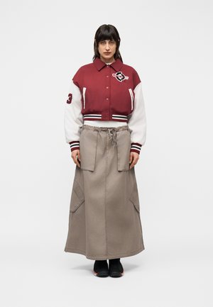 Jordan VARSITY - Chaquetas bomber - team red/pale ivory/black