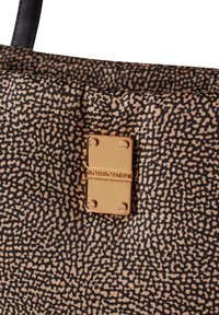 Borsa tote grande in tessuto a stampa leopardata, con una placca in metallo dorato con branding inciso e dettagli hardware sicuri.