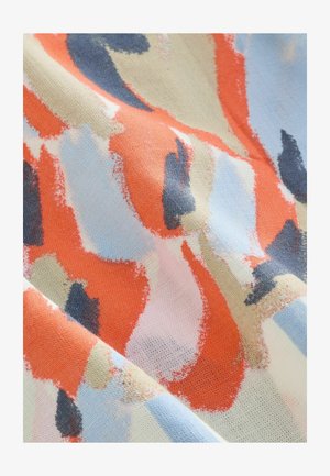 Abstrakti kangaskuvio epäsäännöllisillä siveltimen vedoilla oranssissa, sinisessä, beigetissä ja mustassa teksturoidulla kangaspinnalla.