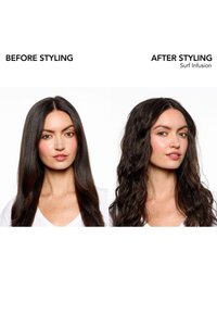 Prima dello styling: capelli lisci, lucenti e castano scuro. Dopo lo styling: capelli mossi, con texture e castano scuro. Entrambe le immagini mostrano una modella con una maglietta chiara.