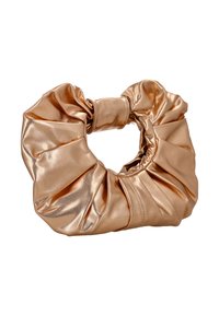 Fémes bronz kézitáska gyűrt dizájnnal, kör alakú fogantyúval és sima textúrával. Redőzött részletekkel és puha, hajlékony anyagból készült.