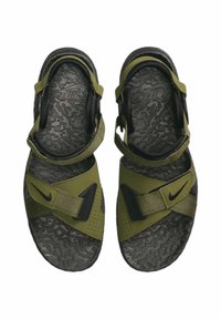 Sandale verzi Nike cu curele reglabile, talpă texturată neagră și un design perforat pentru ventilație.