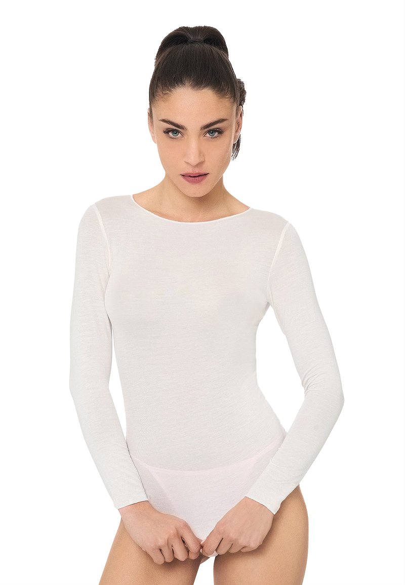 Body a maniche lunghe di colore bianco realizzato in tessuto leggero. Presenta un colletto rotondo e un design aderente, con una texture liscia e cuciture minime.