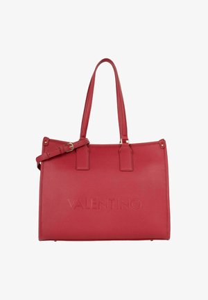 Sac fourre-tout en cuir rouge avec double poignée supérieure et bandoulière amovible. Présente un logo "VALENTINO" embossé sur le devant.