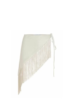 Jupe portefeuille blanche asymétrique avec longue frange le long de l’ourlet incliné et fermeture à nouer sur le côté.