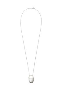 Zilveren ketting met een dunne schakel en een gladde, ovale hanger met een klein sluiting aan de rechterkant.