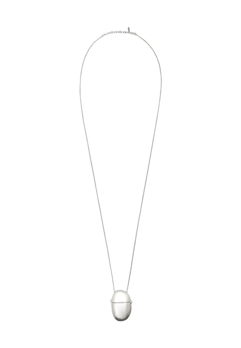 Zilveren ketting met een dunne schakel en een gladde, ovale hanger met een klein sluiting aan de rechterkant.