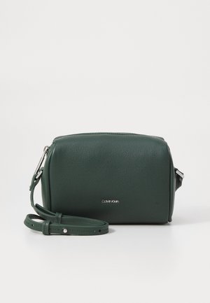 Calvin Klein REFINE CAMERA BAG - Sac bandoulière - palm green
